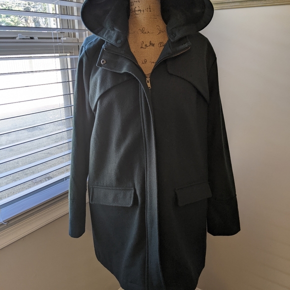 A beautiful green coat - Picture 3 of 8